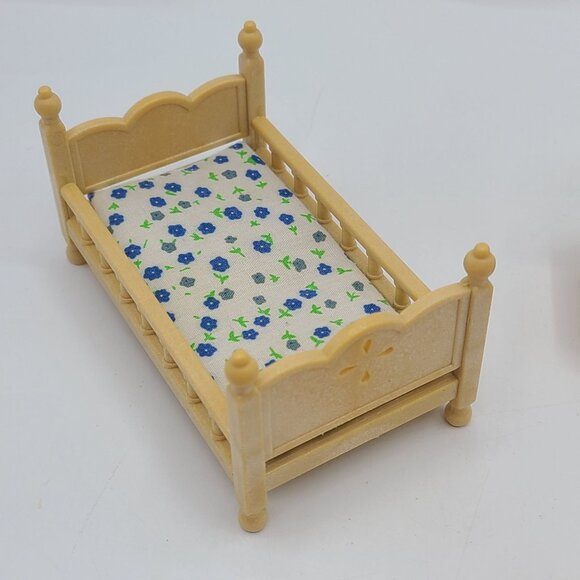 Sylvanian Families Epoch Calico Critters Tan Bedroom Set With Bed Rose Mattress - Picture 2 of 8